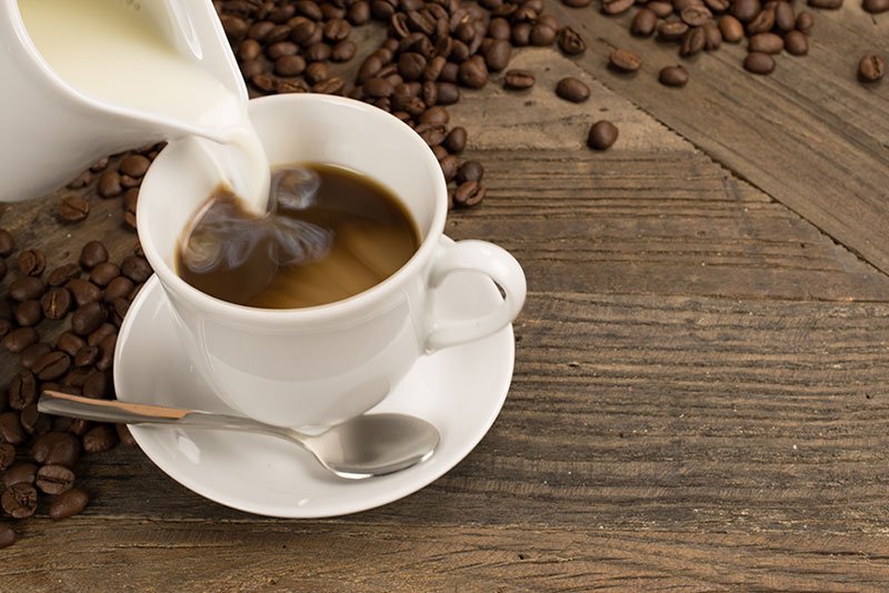 الحليب مادة غذائية صحية ولا أضرار إذا مزج بالقهوة