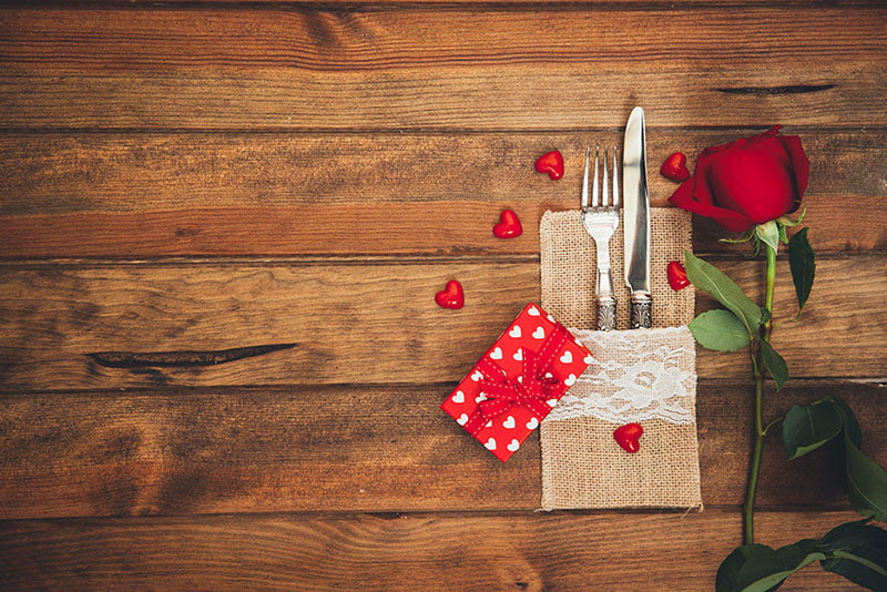 أفكار لتحضير مائدة عشاء رومانسية في عيد الحب