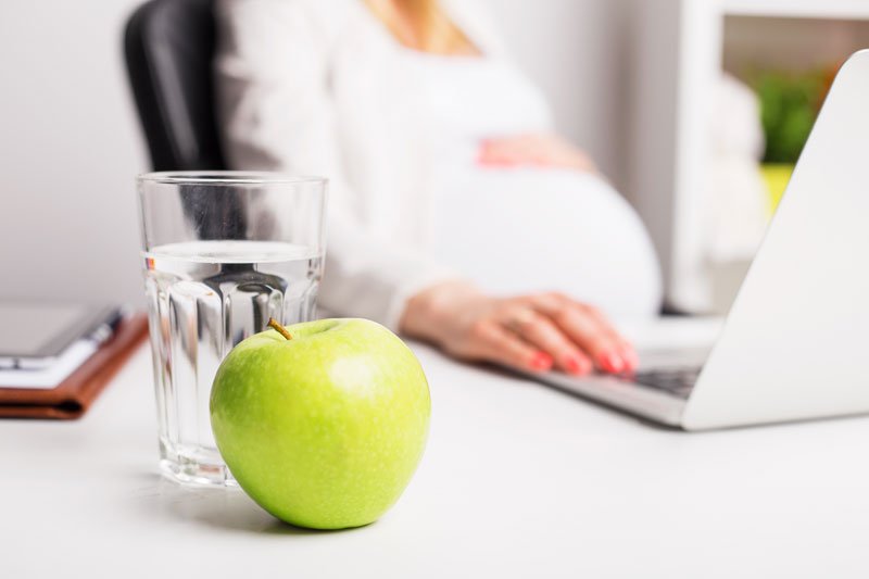 أهم فوائد التفاح للمرأة الحامل