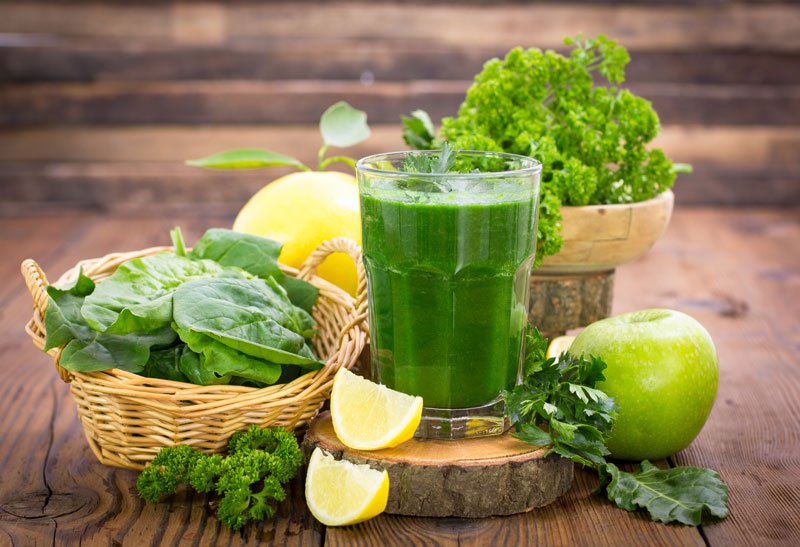 أهمية العصير الأخضر لبشرة صحية وجسم خالي من السموم