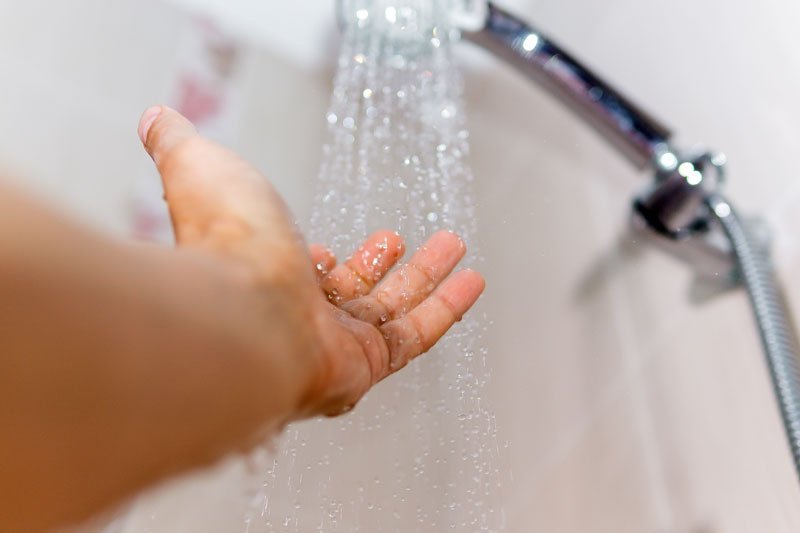 الاستحمام بالماء البارد أو الساخن… أيهما أفضل للصحة