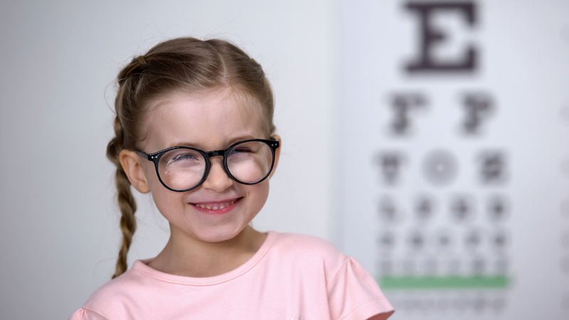 Lunettes pour enfant : quand visiter l’ophtalmologue ?