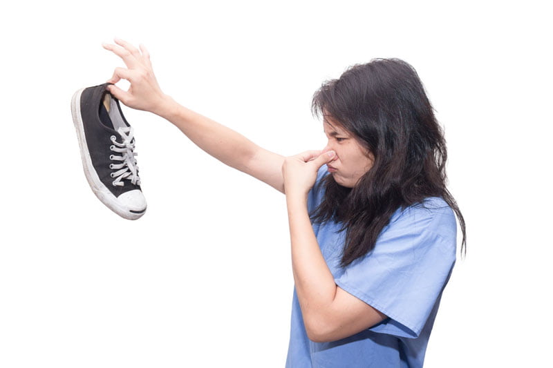 نصائح بسيطة لإزالة رائحة الحذاء الكريهة